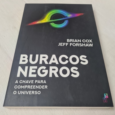 Capa de livro preta com ilustração colorida e texto branco
