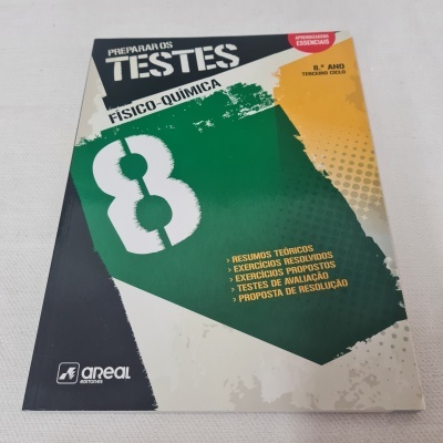 Capa de livro didático para testes de Físico-Química 8.º ano com design verde, preto e amarelo