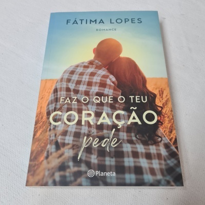 Capa de livro 'Faz o que o teu coração pede' de Fátima Lopes com casal em campo