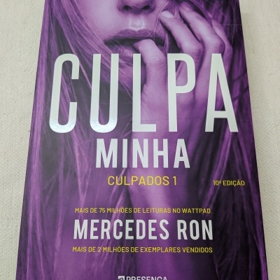 Capa de livro roxa com rosto de mulher e texto Culpa Minha de Mercedes Ron