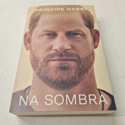 Capa de livro com rosto de homem ruivo e textos 'PRÍNCIPE HARRY' e 'NA SOMBRA'