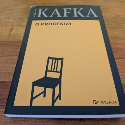 Capa de livro amarelo e preto com uma cadeira preta desenhada