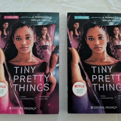 Capa dos livros Tiny Pretty Things, volumes 1 e 2, com fotografias de três mulheres jovens além do texto na capa