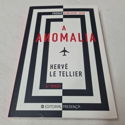 Capa do livro 'A ANOMALIA' de Hervé Le Tellier com design preto, branco e vermelho.