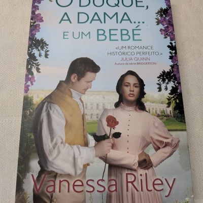 Capa de livro O Duque, A Dama... E Um Bebé de Vanessa Riley com casal vestido à época histórica