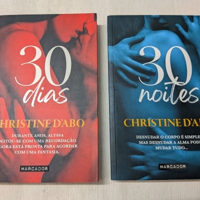 Dois livros com capas em vermelho e azul, títulos 30 dias e 30 noites, de Christine DAbo.