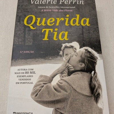 Capa do livro Querida Tia com fotografia em preto e branco de mulher e criança e texto em amarelo, branco e rosa