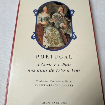 Capa de livro PORTUGAL A Corte e o País nos anos de 1765 a 1767 com imagem de figuras históricas e texto em português