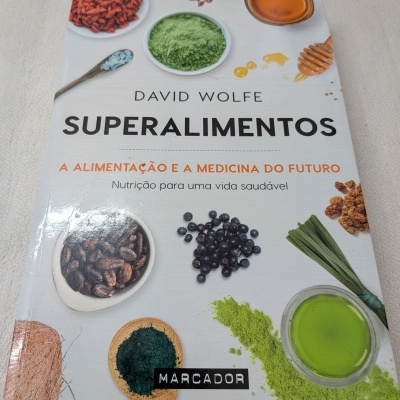 Capa de livro branco com imagens de superalimentos e texto em português.