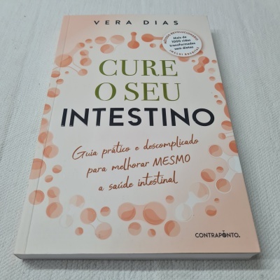 Capa do livro 'Cure o Seu Intestino' de Vera Dias com design em tons de salmão e branco