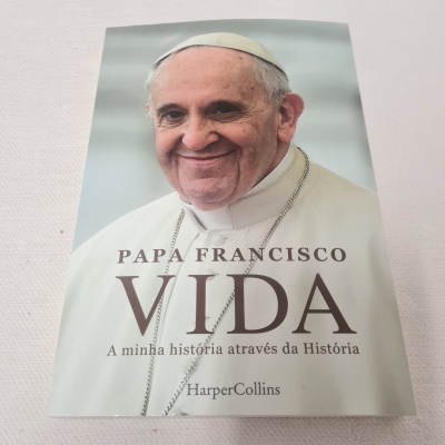 Livro sobre o Papa Francisco com título e fotografia na capa