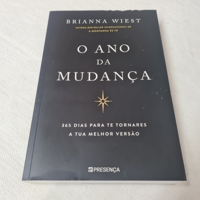 Capa de livro preta com texto branco e dourado 'O Ano da Mudança' de Brianna Wiest.