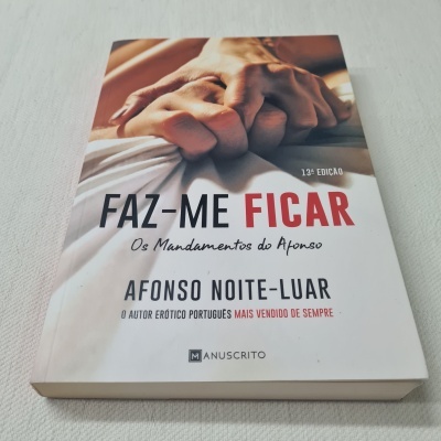 Capa de livro com título e imagem de mãos entrelaçadas sobre lençol