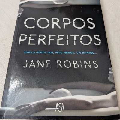 Capa do livro Corpos Perfeitos com imagem de corpo humano e texto visível