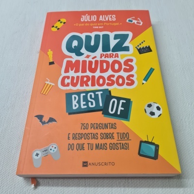 Livro colorido 'Quiz para Miúdos Curiosos Best Of' com ilustrações variadas
