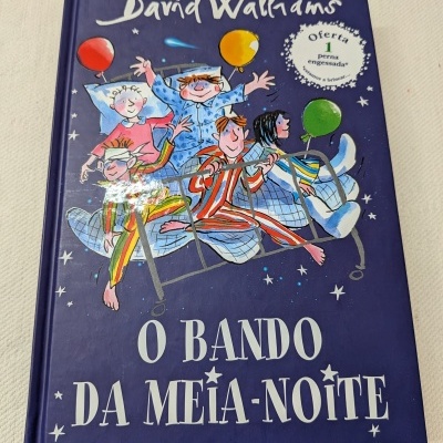 Capa de livro O BANDO DA MEIA-NOITE de David Walliams com ilustração de personagens em pijamas na cama