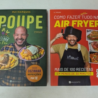Dois livros de culinária com capas coloridas e fotos de receitas e homem sorridente.
