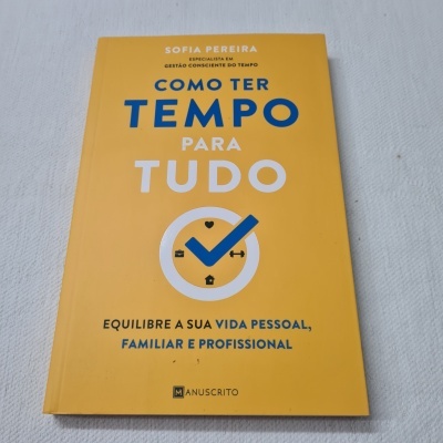 Livro 'Como Ter Tempo Para Tudo' capa amarela com texto e gráficos. 