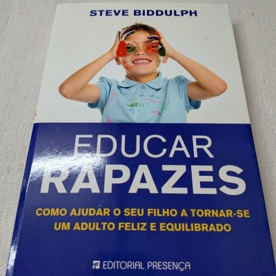 Capa do livro Educar Rapazes de Steve Biddulph com menino de mãos pintadas
