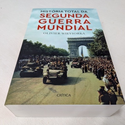 Livro sobre Segunda Guerra Mundial com imagem histórica e Arco do Triunfo na capa