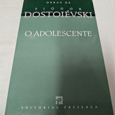 Capa verde de livro com texto branco de Obras de Fiódor Dostoiévski O Adolescente Editorial Presença
