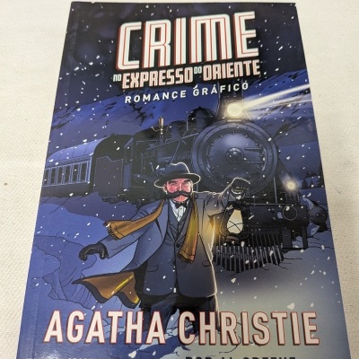 Livro crime no expresso oriente com ilustração de homem e comboio ao fundo