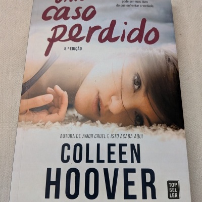 Capa do livro Um Caso Perdido de Colleen Hoover com foto de mulher deitada e textos em português.