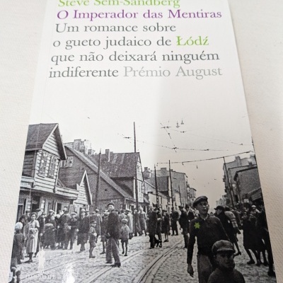 Capa do livro O Imperador das Mentiras com imagem a preto e branco de rua antiga e pessoas