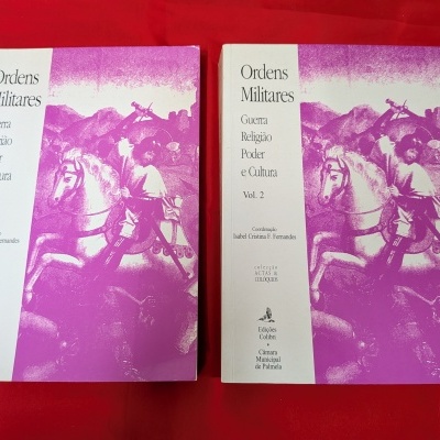 Dois livros Ordens Militares com capa lilás sobre fundo vermelho