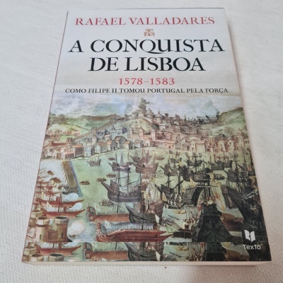 Livro histórico sobre a conquista de Lisboa com ilustração de embarcações e cidade antiga