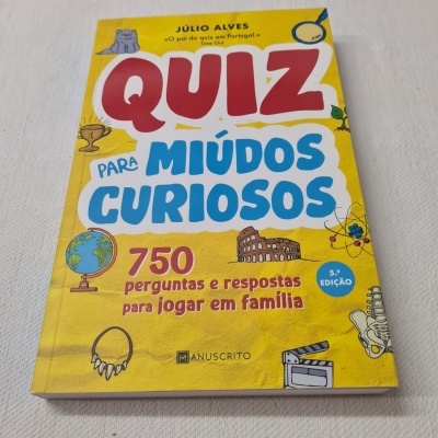 Livro quiz para miúdos curiosos com capa amarela e ilustrações coloridas
