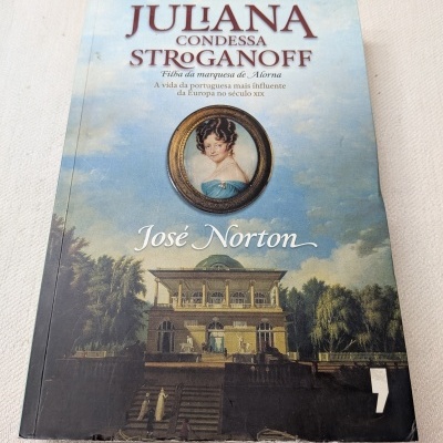 Capa do livro Juliana Condessa Stroganoff com retrato de mulher e casa grande ao fundo