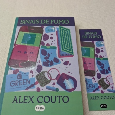 Livro e marcador de livro 'SINAIS DE FUMO' de Alex Couto sobre fundo claro.
