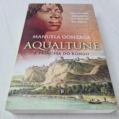 Capa de livro Aqualtune A Princesa do Kongo com imagem de mulher e paisagem histórica