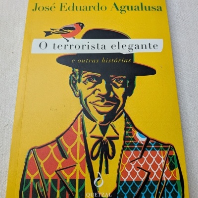 Capa de livro amarela com ilustração de homem e texto do título e autores.