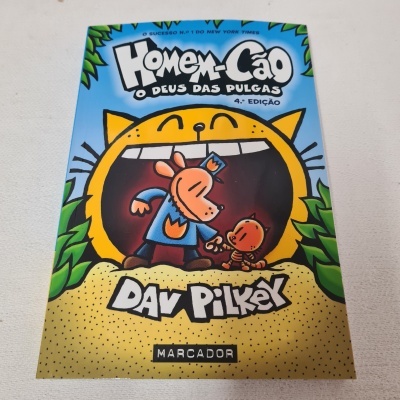 Capa de livro Homem-Cão O Deus das Pulgas com ilustração colorida de gato amarelo e duas personagens em estilo cartoon