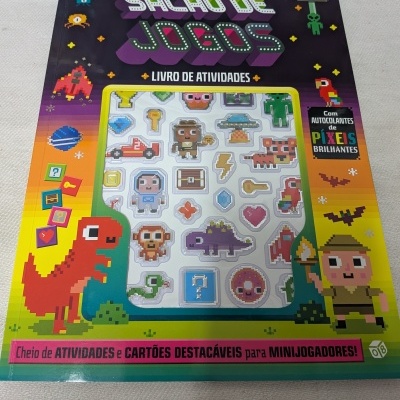Livro de atividades com stickers pixelizados coloridos e capa com personagens em estilo pixel art.