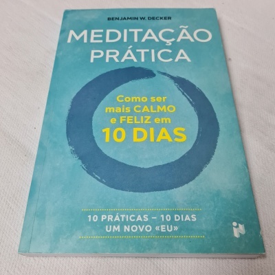 Capa de livro azul com texto 'Meditação Prática' em branco e amarelo