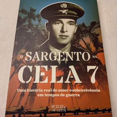 Capa de livro O Sargento na Cela 7 com fotografia de militar e palmeiras ao fundo