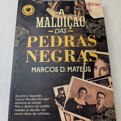 Capa do livro A Maldição das Pedras Negras, texto e imagens históricas