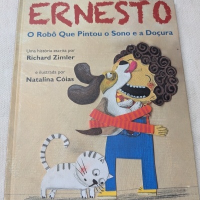 Capa de livro infantil ERNESTO O Robô Que Pintou o Sono e a Doçura com ilustração de pessoa, cão e gato
