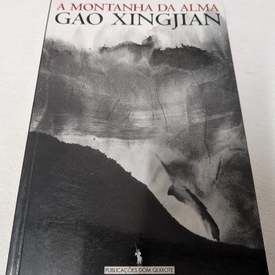 Capa do livro A MONTANHA DA ALMA de GAO XINGJIAN em preto e branco