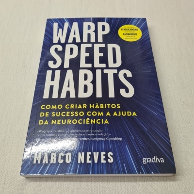 Capa do livro Warp Speed Habits de Marco Neves com fundo azul e linhas brancas radiantes