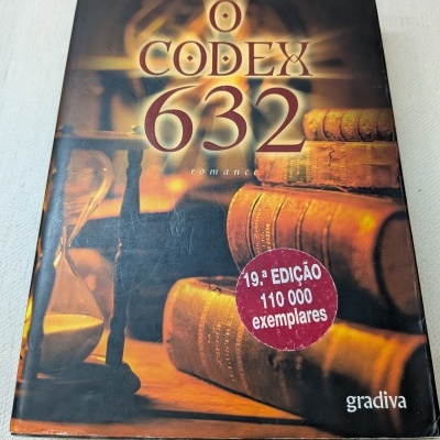 Capa de livro O Codex 632 com livros antigos e ampulheta