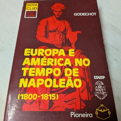 Capa de livro vermelha com texto amarelo e ilustração de estátua