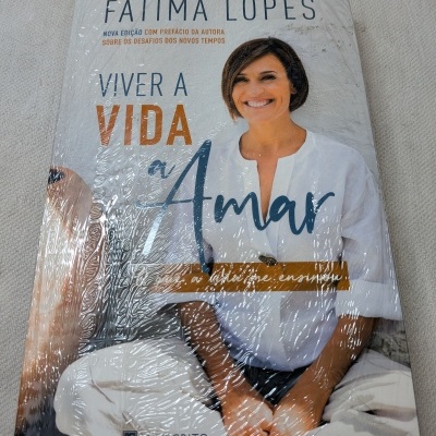 Livro Viver a Vida a Amar de Fátima Lopes com capa branca e mulher sorridente