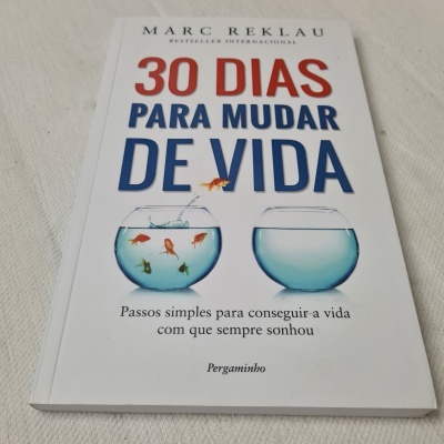 Livro '30 DIAS PARA MUDAR DE VIDA' com capa branca e ilustrações de aquários com peixes