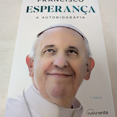 Capa de livro com foto do Papa Francisco e título Esperança a Autobiografia.