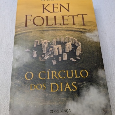 Capa de livro O Círculo dos Dias de Ken Follett com imagem do Stonehenge.