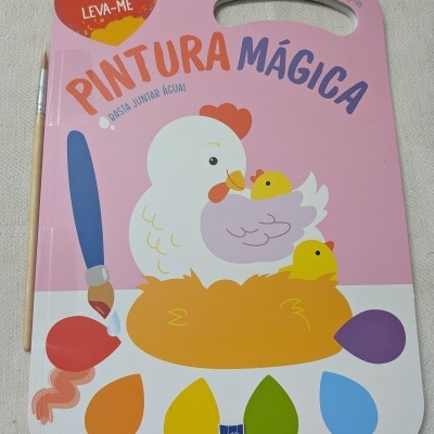 Livro de pintura mágica infantil rosa com ilustração de galinha e pintainhos e pincel